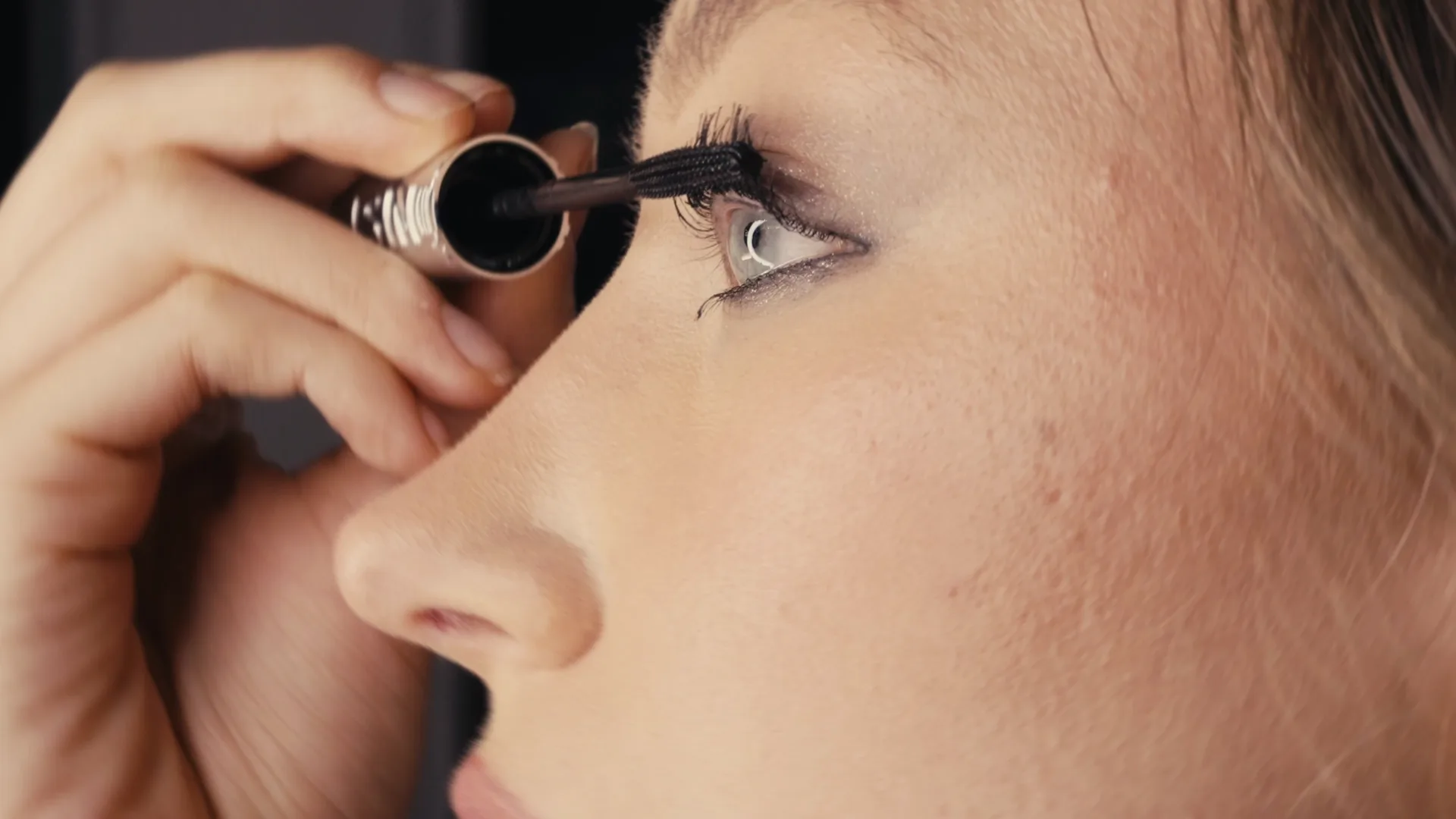 Mascara try-on moment — L'Oréal Paris The Extensionist