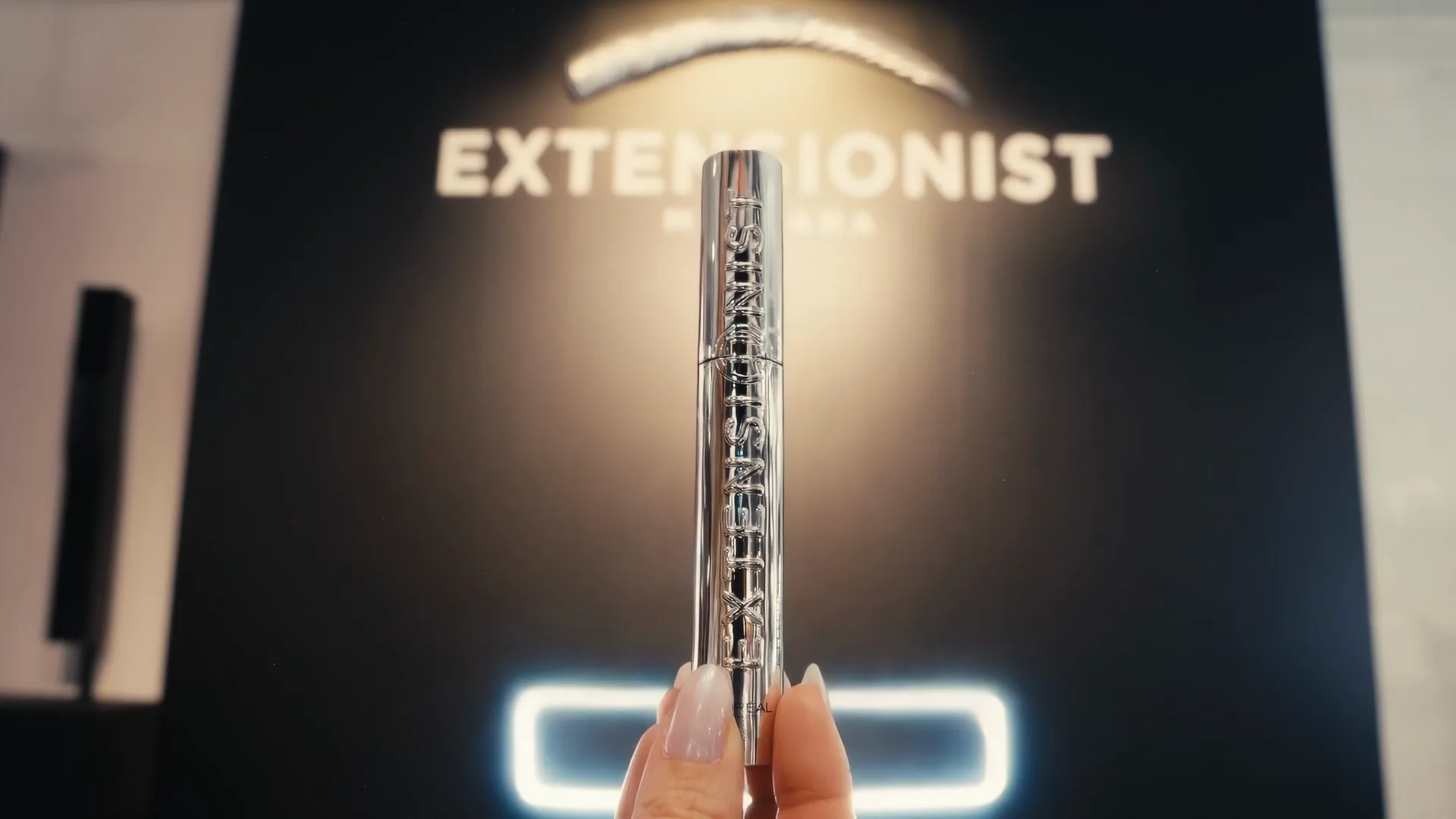 The Extensionist tube in LED light — L'Oréal Paris